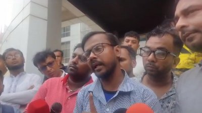 নির্বাচন কমিশনের সামনে সাংবাদিকদের সঙ্গে কথা বলেন আশরাফুল হোসেন আলম ওরফে হিরো আলম (ছবি: সংগৃহীত)