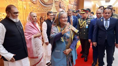 বিমানবন্দরে প্রধানমন্ত্রী শেখ হাসিনা (ছবি: ফোকাস বাংলা)