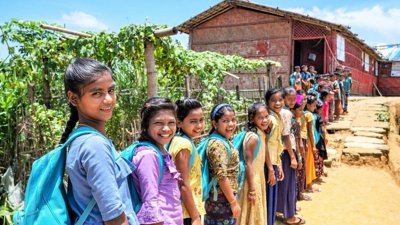 রোহিঙ্গা শিবিরের স্কুলে শিশু শিক্ষার্থীরা