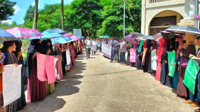 ছয় দাবিতে প্রতিবাদ মিছিল, মানববন্ধন ও অবস্থান কর্মসূচি পালন করেছেন কুমিল্লা বিশ্ববিদ্যালয়ের পরিসংখ্যান বিভাগের শিক্ষার্থীরা