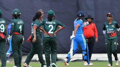 আউট হয়ে ফেরার সময় আম্পায়ারকে উদ্দেশ্য করে কিছু বলছিলেন হারমানপ্রীত।