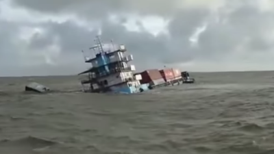 কাত হয়ে যাওয়া জাহাজ