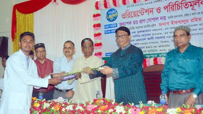 দিনাজপুর এম আব্দুর রহিম মেডিক্যাল কলেজের অনুষ্ঠানে ডা. প্রাণ গোপাল দত্ত এমপি (ডান থেকে তৃতীয়) ও অন্যরা