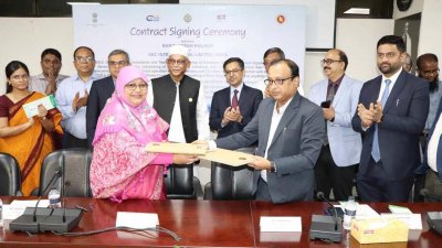 চুক্তি সই অনুষ্ঠানে অন্যান্যের সঙ্গে রেলমন্ত্রী