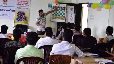 দিক নির্দেশনা দিচ্ছেন গ্র্যান্ডমাস্টার রাজীব