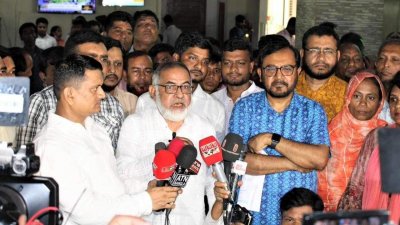 সাংবাদিকদের সঙ্গে কথা বলছেন এবি পার্টির আহ্বায়ক এএফএম সোলায়মান চৌধুরী