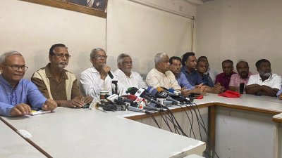 সংবাদ সম্মেলনে বক্তব্য রাখছেন মির্জা ফখরুল ইসলাম আলমগীর