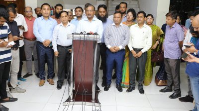 চট্টগ্রামে নির্বাচন কমিশনার আনিছুর রহমান