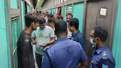 ঘটনাস্থলে পুলিশ