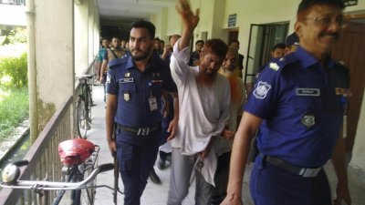 কিশোরগঞ্জ আদালত থেকে আসামিদের কারাগারে নিয়ে যাচ্ছে পুলিশ