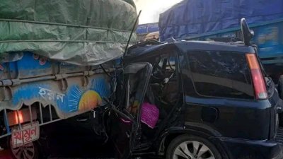 ট্রাকের পেছনে ধাক্কা দিয়ে দুমড়েমুচড়ে যায় প্রাইভেটকারটি