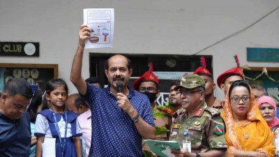 বিভিন্ন স্কুলে আর্টবুক বিতরণ করেন ডিএনসিসির মেয়র