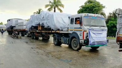 রুপিতে কেনা ৩০টি লরির প্রথম চালান মঙ্গলবার সন্ধ্যায় বেনাপোল বন্দর দিয়ে ভারত থেকে দেশে এসেছে