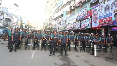 নয়াপল্টনে বিএনপির কেন্দ্রীয় কার্যালয়ের সামনে পুলিশের সতর্ক অবস্থান