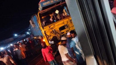 রেললাইনে ট্রাক