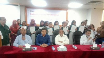 প্রশিক্ষণ শেষে ড্রাইভিং সনদ পাওয়া নারীদের সঙ্গে অনুষ্ঠানে অতিথিরা
