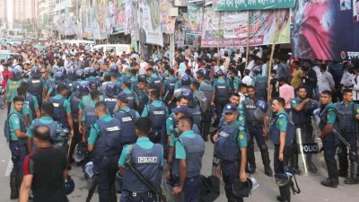 পল্টনে পুলিশের ব্যাপক উপস্থিতি, ছবি: নাসিরুল ইসলাম