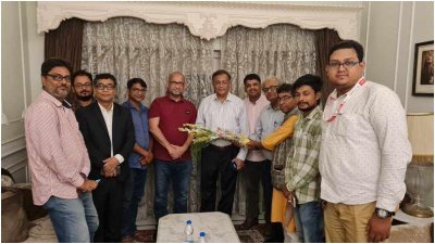 মন্ত্রীকে স্বাগত জানিয়ে ফুলেল অভ্যর্থনা জানানো হয়। ছবি: বাংলা ট্রিবিউন