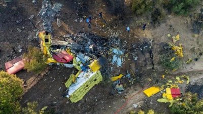 অগ্নিনির্বাপক বিমানটি একটি পাহাড়ে আছড়ে পড়ে।  ছবি: রয়টার্স