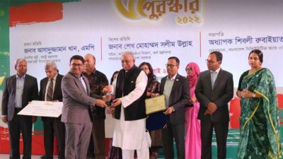 বিজয়ীদের হাতে পুরস্কার তুলে দেন স্বরাষ্ট্রমন্ত্রী আসাদুজ্জামান খান কামাল