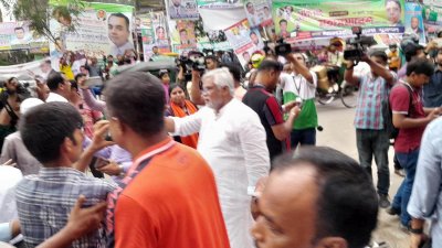 রাস্তায় এসে কর্মীদের সঙ্গে কথা বলছেন ঢাকা মহানগর উত্তর বিএনপির আহ্বায়ক আমানউল্লাহ আমান