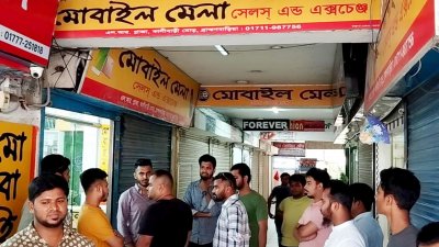 ব্রাহ্মণবাড়িয়া শহরের একটি মার্কেটের দুই দোকান থেকে বিভিন্ন ব্র্যান্ডের দুই শতাধিক দামি মোবাইল চুরি
