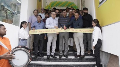 ফিতা কেটে মীনা বাজারের বছিলা আউটলেট উদ্বোধন করা হয়