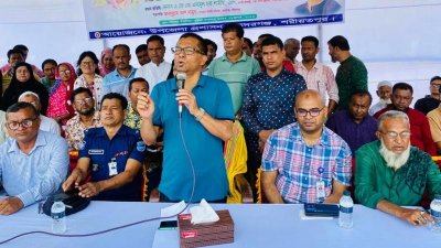 শরীয়তপুরে দরিদ্রদের মাঝে মাঝে ঢেউটিন ও টাকা বিতরণ অনুষ্ঠানে এনামুল হক শামীম