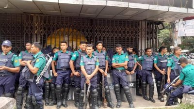 সমাবেশ এলাকায় পুলিশের টহল দল
