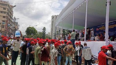জাতীয় মসজিদের দক্ষিণ গেটে শান্তি সমাবেশের জন্য প্রস্তুত করা মঞ্চ। ছবি: নাসিরুল ইসলাম