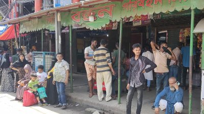 বাস কাউন্টারে অপেক্ষা করছেন যাত্রীরা