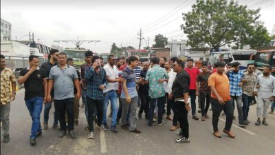 গাবতলী সড়কে সতর্ক অবস্থান নেন যুবলীগ-ছাত্রলীগের নেতাকর্মীরা
