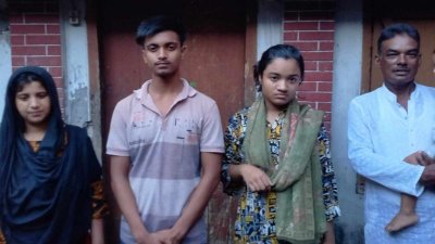 বাবা-মায়ের সঙ্গে যমজ দুই ভাইবোন (মাঝে)