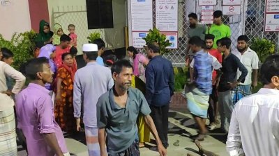 টঙ্গীতে ড্রেনের নির্মাণকাজ করার সময়ে বাড়ির সীমানাপ্রাচীর ধসে তিন শ্রমিকের মৃত্যু