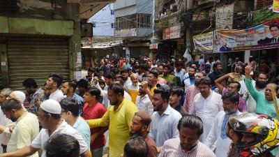 ধোলাইখাল এলাকার একটি গলির ভেতরে আওয়ামী লীগ কর্মীদের মহড়া