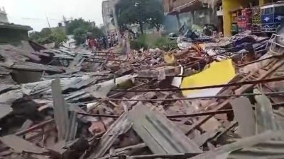 বিস্ফোরণে ভেঙে পড়েছে দেয়াল