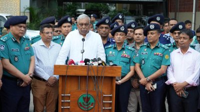 পুলিশের আহত সদস্যদের দেখতে এসে কথা বলেন স্বরাষ্ট্রমন্ত্রী আসাদুজ্জামান খান কামাল