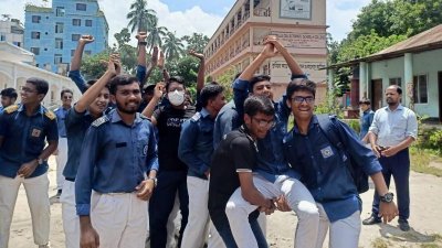 ফল প্রকাশের পর কুমিল্লা বোর্ডের একটি বিদ্যালয়ের শিক্ষার্থীদের উচ্ছ্বাস