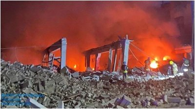 ডিনিপ্রোতে রুশ ক্ষেপণাস্ত্র হামলায় ক্ষতিগ্রস্ত একটি প্রশাসনিক ভবনের আগুন নিভাতে দমকলকর্মীরা কাজ করছেন। ছবি: রয়টার্স