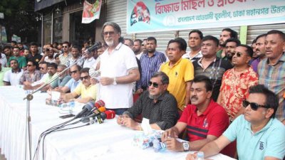 বক্তব্য দিচ্ছেন  শেখ ফজলে শামস্ পরশ