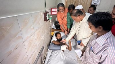 উত্তরায় ক্রিসেন্ট হাসপাতালে চিকিৎসাধীন দলীয় আহত নেতাকর্মীদের দেখতে যান হাছান মাহমুদ