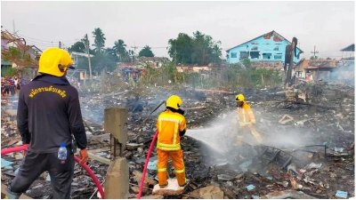 ঘটনাস্থলে আগুন নেভানোর কাজ করছেন দমকলকর্মীরা। ছবি: ইপিএ