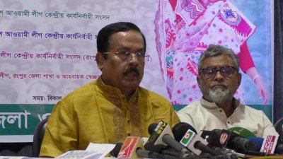 মতবিনিময় সভা শেষে সাংবাদিকদের সঙ্গে কথা বলেন জাহাঙ্গীর কবির নানক