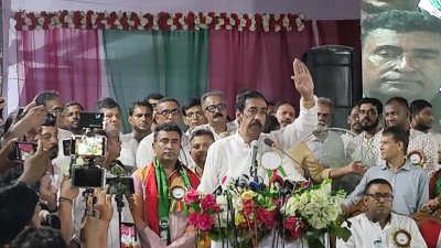 নারায়ণগঞ্জ জেলা ও মহানগর স্বেচ্ছাসেবক লীগের সম্মেলনে বক্তব্য দেন শামীম ওসমান