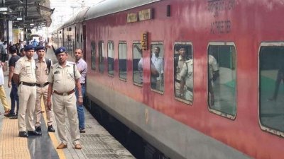 ঘটনাস্থলে পরিদর্শনে পুলিশ কর্মকর্তারা, ছবি: পিটিআই