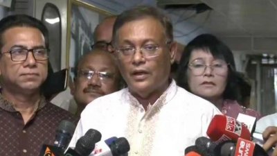 সাংবাদিকদের সঙ্গে কথা বলছেন ড. হাছান মাহমুদ