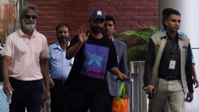 বিমানবন্দর থেকে বের হচ্ছেন তামিম।
