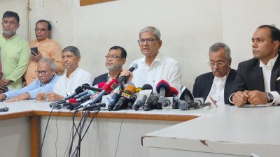 সংবাদ সম্মেলনে বক্তব্য রাখছেন মির্জা ফখরুল ইসলাম আলমগীর