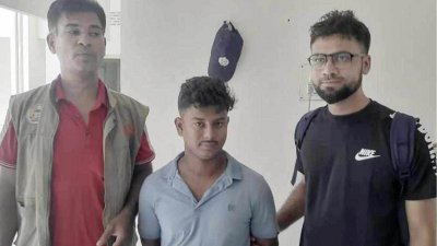 ডিবির হাতে আটক দুলাল হোসেন প্যাদা