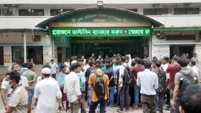আহতদের হাসপাতালে নিয়ে গেলে এমন পরিস্থিতি তৈরি হয়